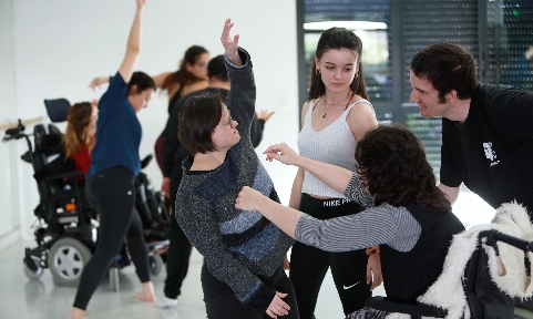 La danse inclusive : sur scène en fauteuil ou sur ses deux pieds