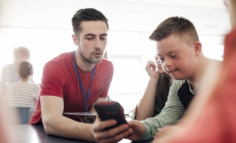 Les travailleurs sociaux "doivent être les catalyseurs de la société inclusive"