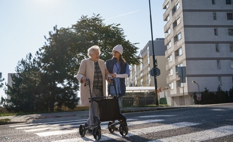 Métiers du grand âge : des propositions pour remédier au manque d'attractivité