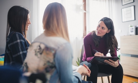 Attractivité des métiers : l'Unaforis et l'Uniopss appellent à investir dans le travail social