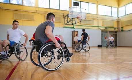 Quel est le rôle du référent pour l'activité physique et sportive dans les ESMS ?