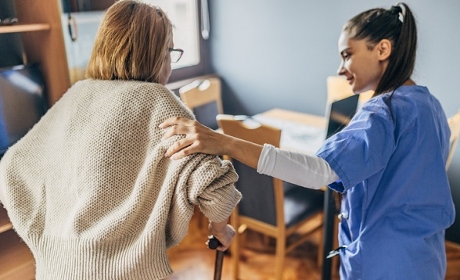 Temps partiel dans l'aide à domicile : mentions du contrat de travail et requalification