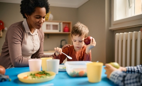 Les AESH accompagnant les élèves handicapés à la cantine seront rémunérés par l'État