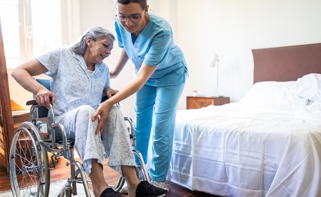 En 2021, la densité des aides-soignantes et infirmières a baissé