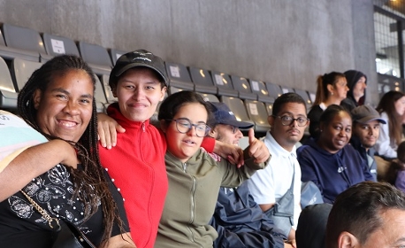 Au Stade de France avec des volontaires des JO en situation de handicap