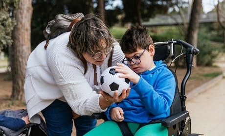 Aidants de personnes handicapées : 5 millions d’euros pour les départements