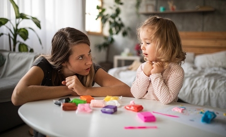 Protection de l'enfance : un guide pour orienter les professionnels du milieu ouvert