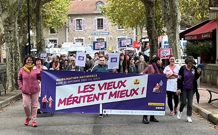 "Les vieux méritent mieux" : union sacrée et mobilisation dans les territoires