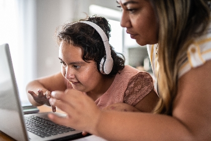 Comment lutter contre l'exclusion numérique des personnes en situation de handicap ?