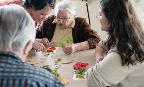 Personnes âgées : la Drees chiffre les besoins en personnel d'accompagnement