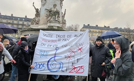 Anniversaire de la loi handicap : les manifestants réclament "des droits, pas de la charité"